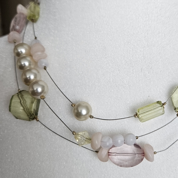 Short 3 strand necklace - light green pink crystals & faux perls on wire - Picture 7 of 8